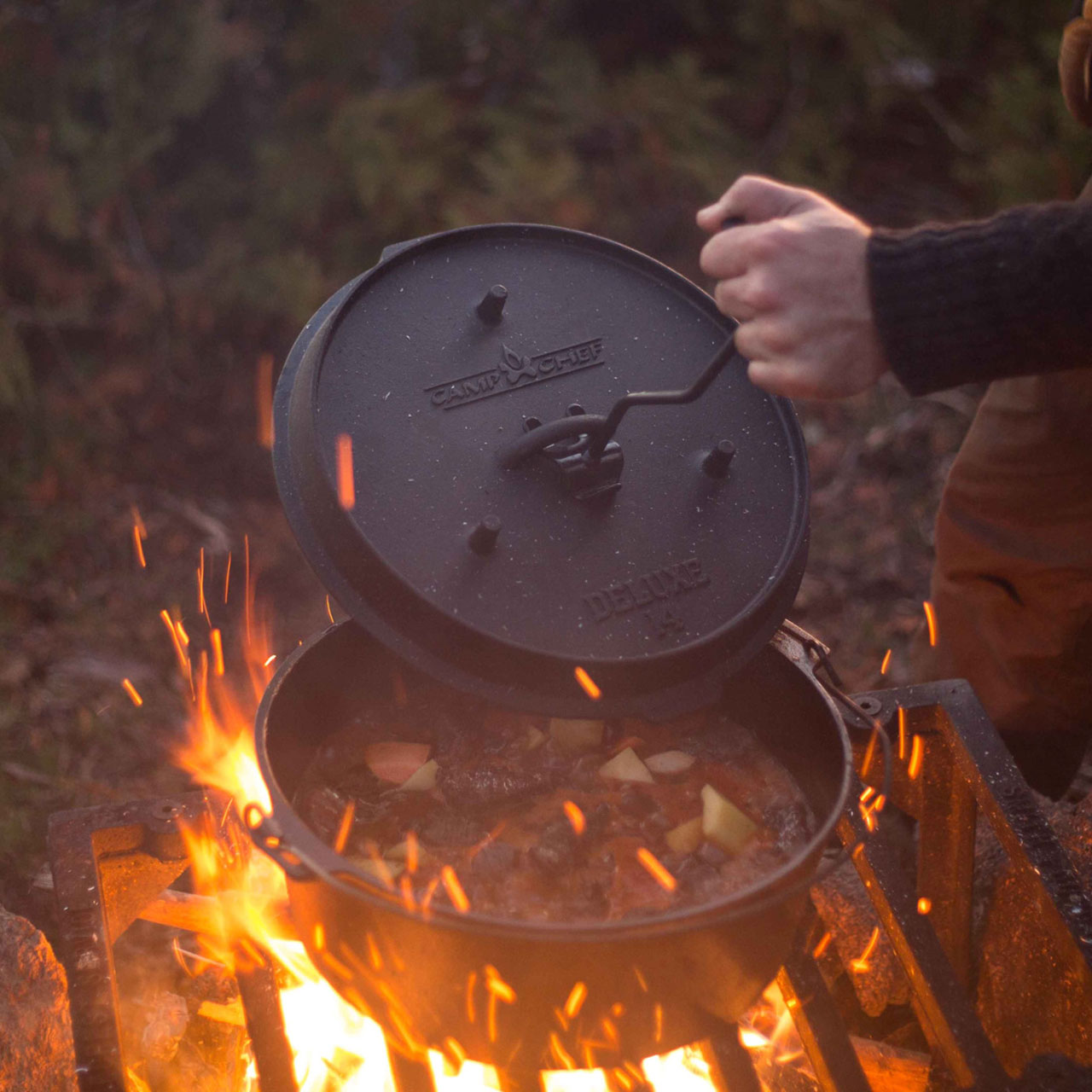 Camp Chef 12'' Deluxe Dutch Oven